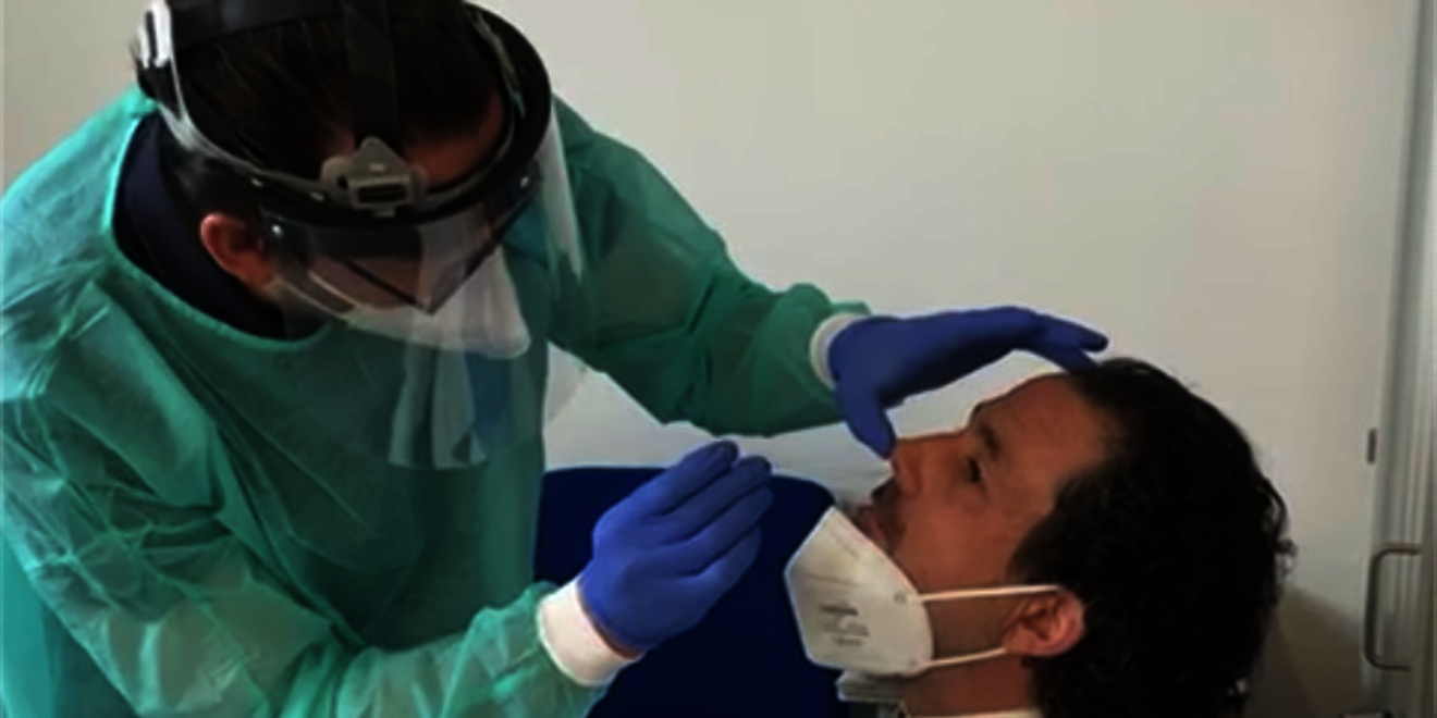 Unser Schulleiter beim Test (YouTube). Coronatest_Video